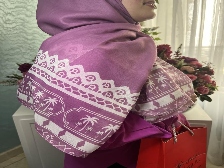 طرحة قطن بنقوش عربية عصرية - بنفسجي