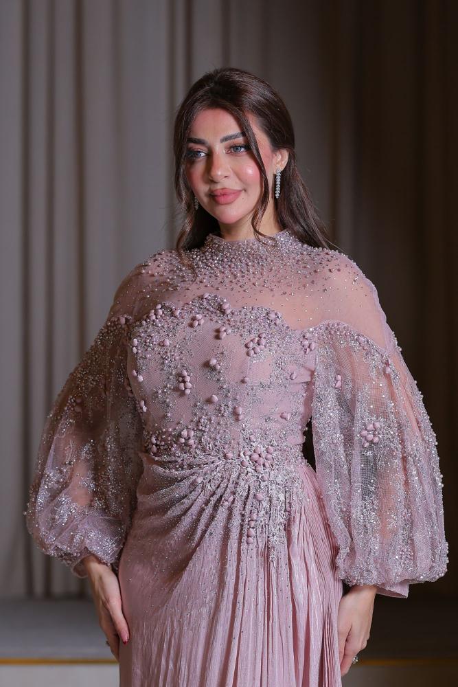 فستان سهرة وردي ناعم مزين بتطريزات خرزية لامعة LD3925-PN