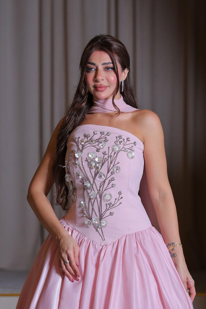 فستان سهرة وردي مصمم بقصة ملكية تجمع بين البساطة والفخامة LD5