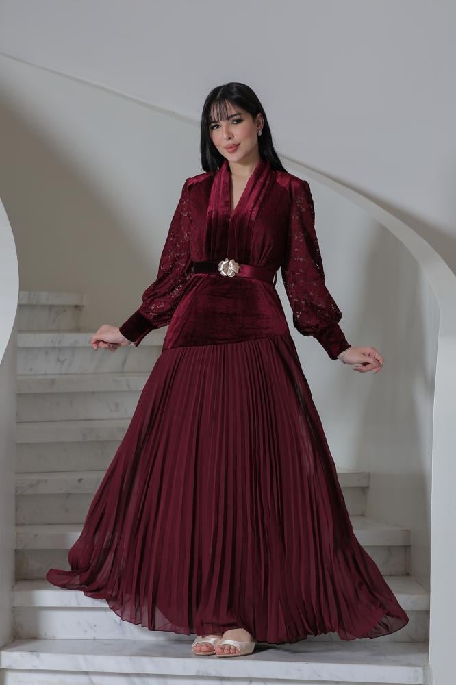 فستان سهرة خمري مخملي بتفاصيل بليسيه وحزام مزخرف LD9632