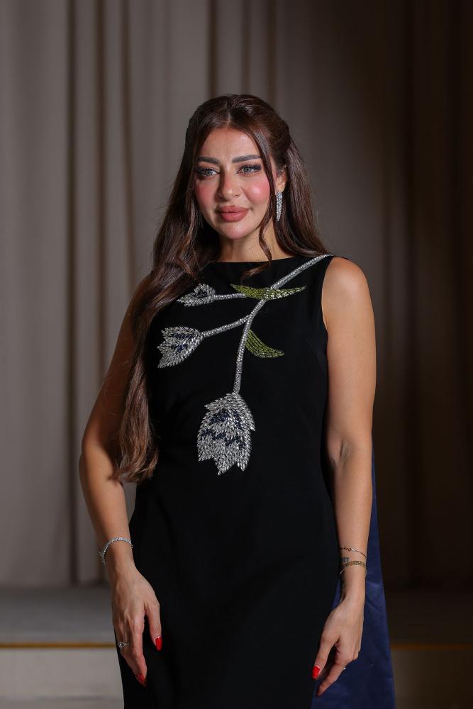فستان سهرة أسود بتطريز أوراق كريستالية وذيل ساتان LD0026