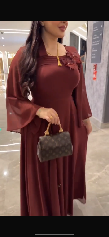 فستان احمر جميل
