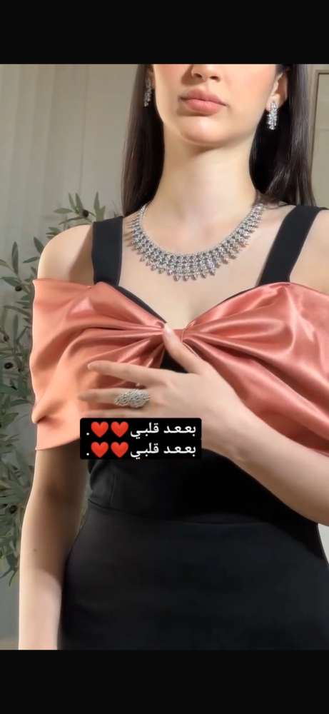 فستان اسود وزهر