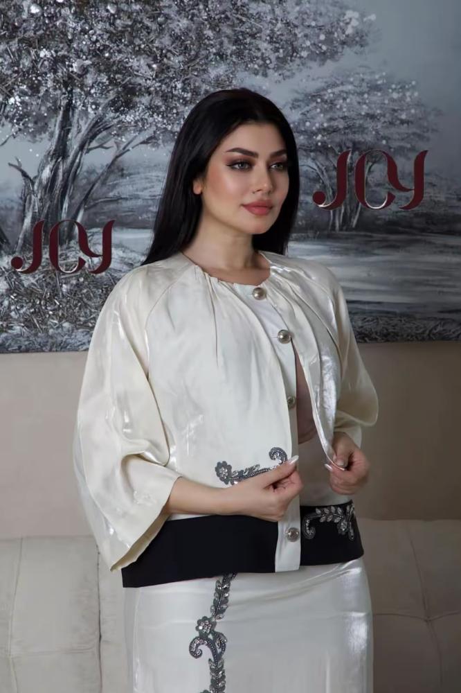 طقم تايور كريمي بحواف سوداء وتطريز