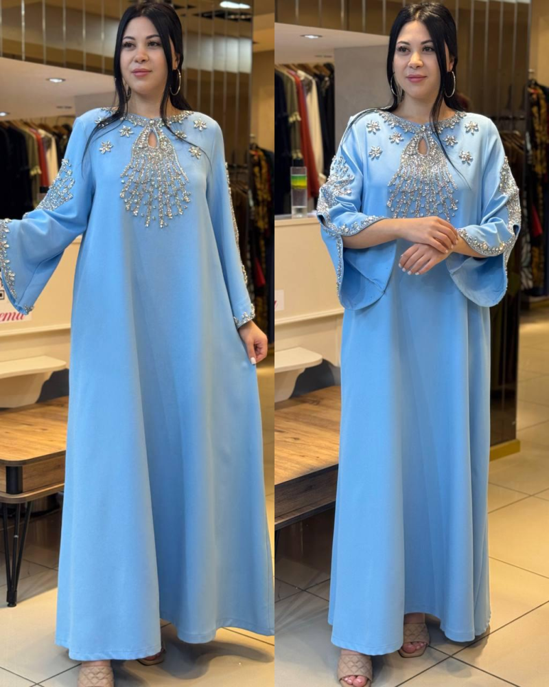 جلابية سماوية مطرزة بالكريستال بأكمام واسعة