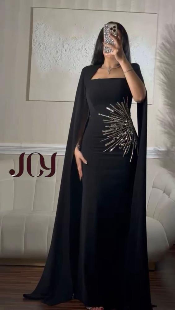فستان سهرة أسود بكاب منسدل وكريستال جانبي