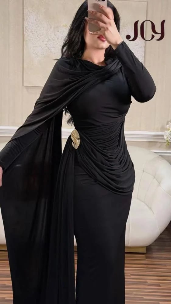 فستان أسود بكاب منسدل ومزين بالمعدن