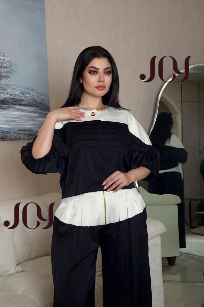 طقم بلوزة وبنطلون كريمي وأسود بأكمام منفوخة
