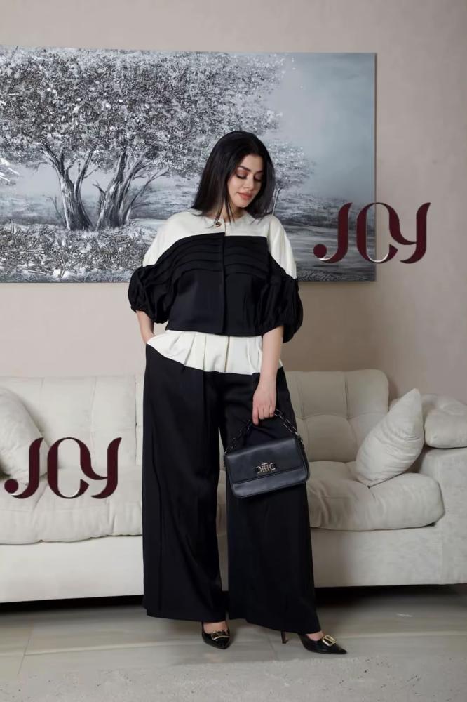 طقم بلوزة وبنطلون كريمي وأسود بأكمام منفوخة
