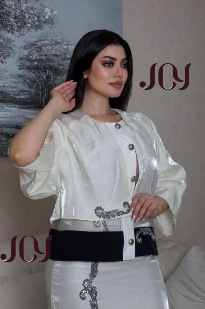 طقم تايور كريمي بحواف سوداء وتطريز