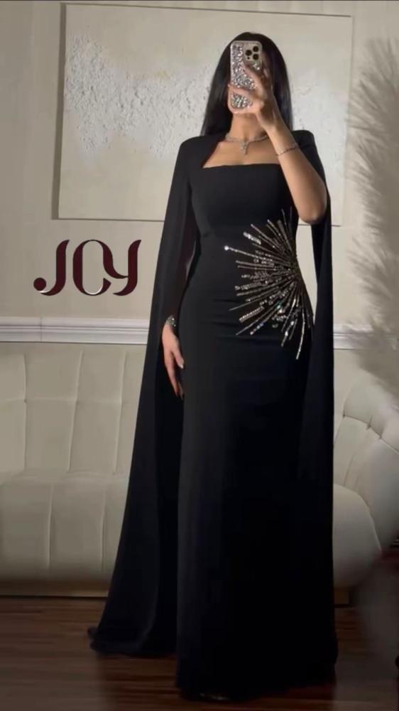 فستان سهرة أسود بكاب منسدل وكريستال جانبي