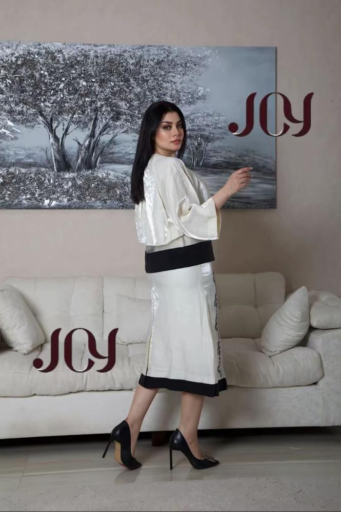 طقم تايور كريمي بحواف سوداء وتطريز