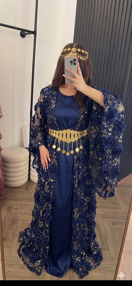 فستان كردي بنقشة ورود أنيق بتصميم أنثوي ناعم يتميز بزخارف زهرية تضيف لمسة جمالية ورومانسية للإطلالة