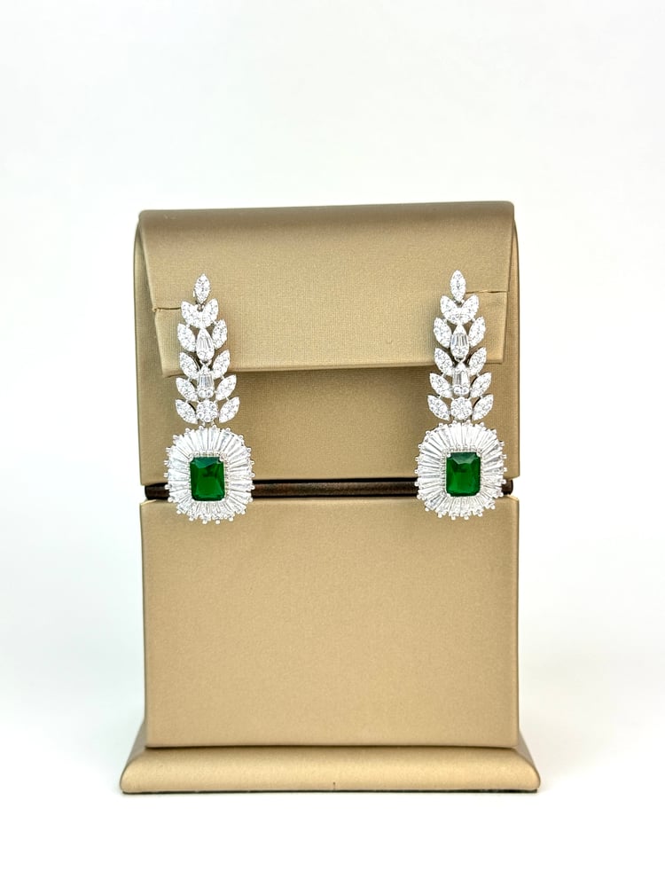 Luxury Zarekon set, silver, with green gemstone