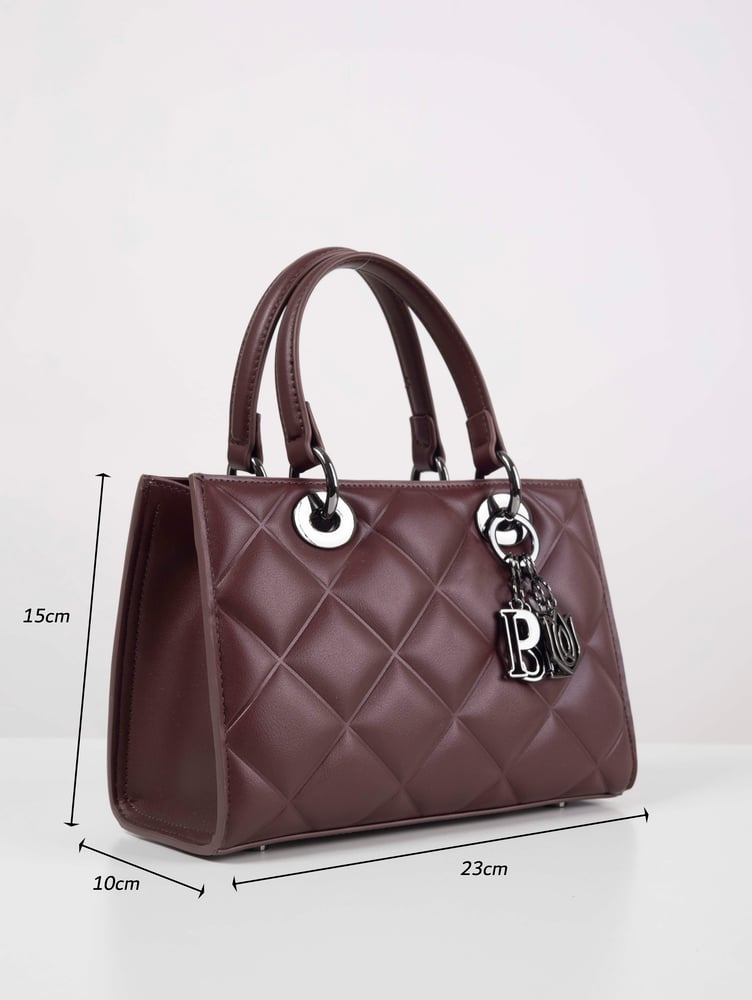 A luxurious women's leather bag in garnet color