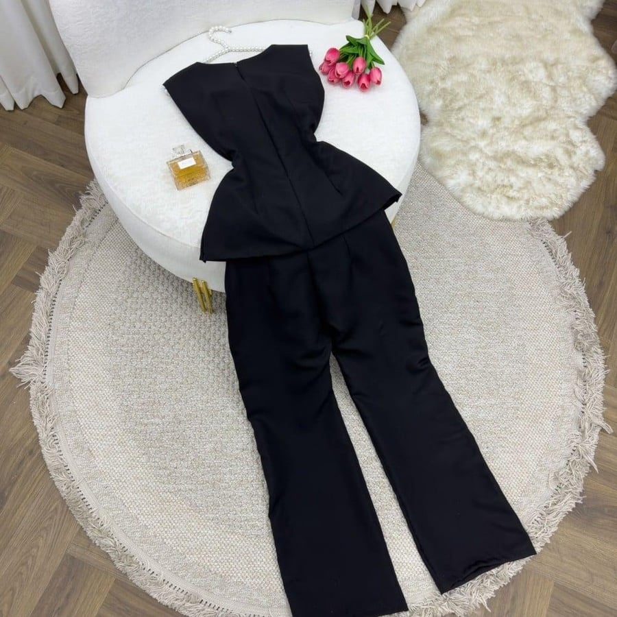 جمبسوت أبيض وأسود