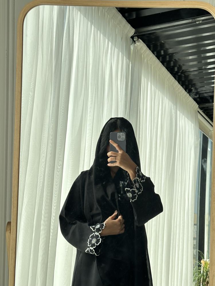 عباية سوداء مطرزة