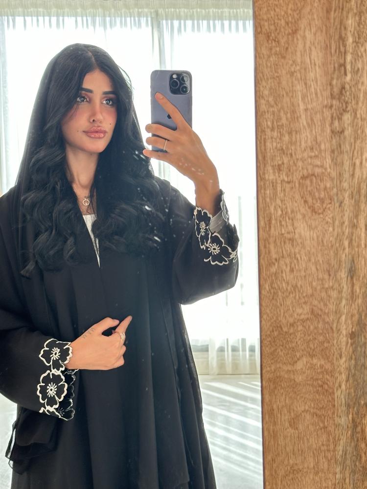عباية سوداء مطرزة