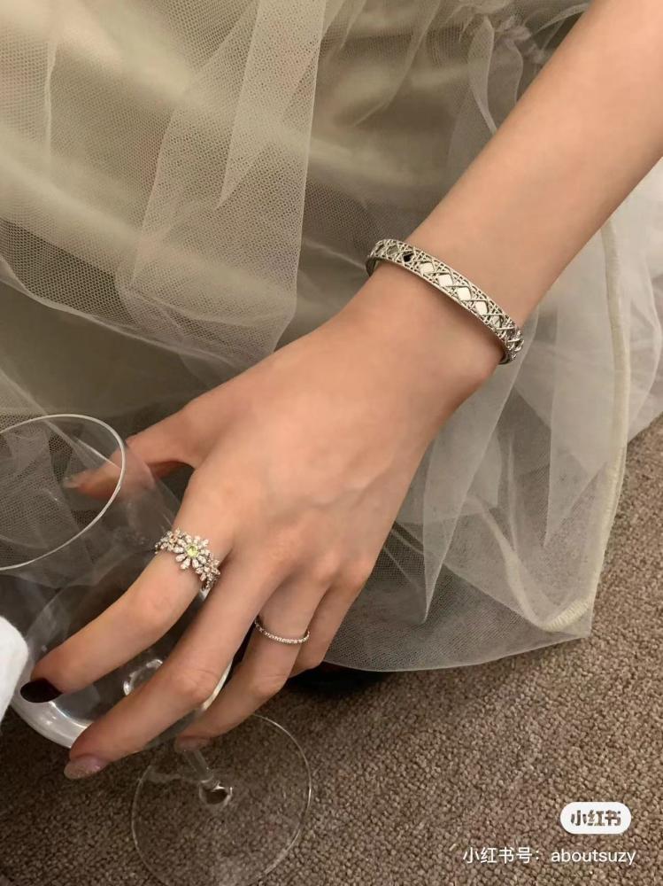 Bracelet of brand (DIOR)