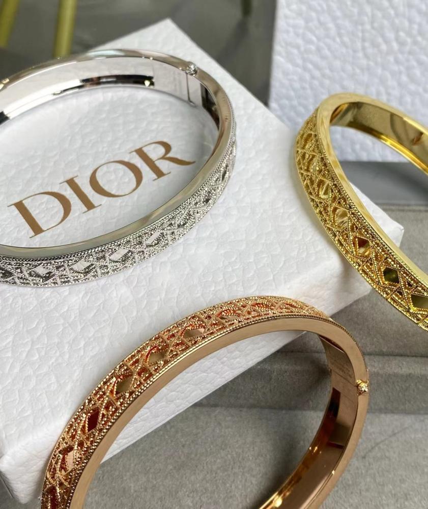 Bracelet of brand (DIOR)