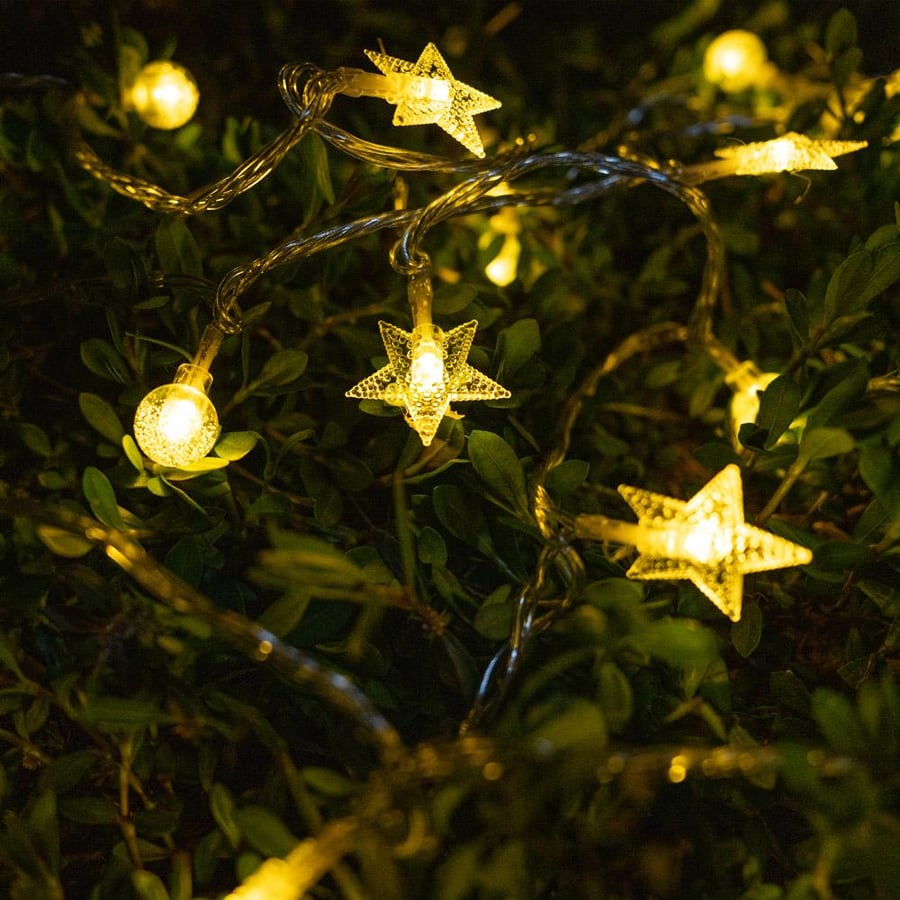 عقد لمبات LED أصفر السنيدي بطول 10 متر يظهر في الصورة بشكل نجوم يوفر