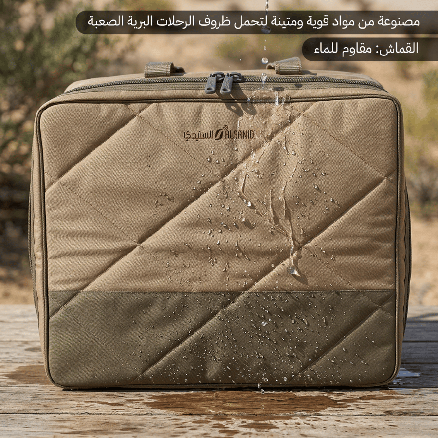 حقيبة كاكي مقاومة للماء يظهر عليها تساقط قطرات المطر مما يعكس متانتها
