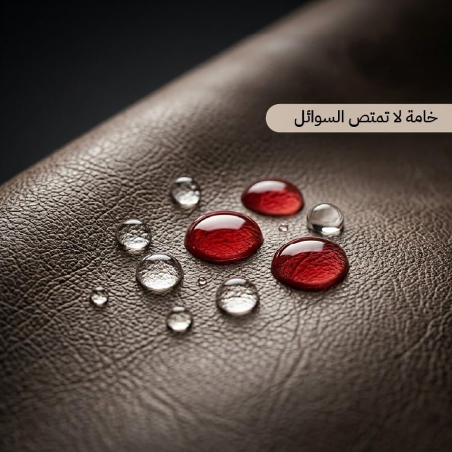 قطرات سائل تتدفق على سطح مريلة الشيف من جلد PU البني المقاوم للماء