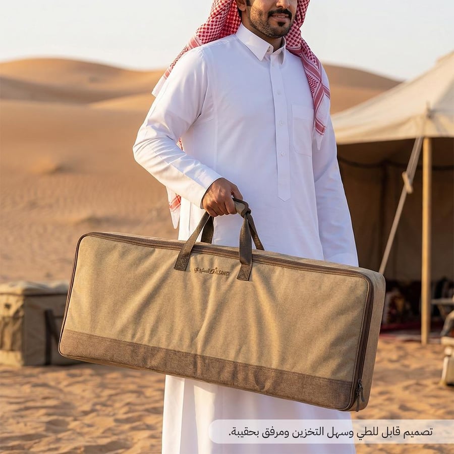 رجل يحمل حقيبة منقل فحم متنقل من السنيدي في الصحراء مثالية للتخزين