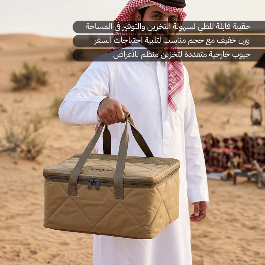 حقيبة رحلات كاكي اللون بجيوب منظمة وأيدي حمل تظهر في صحراء مصنوعة من
