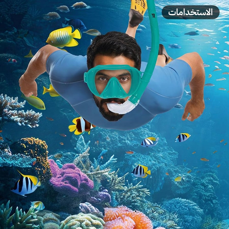 غواص يرتدي طقم غطس سيليكون أخضر ويستكشف تحت الماء بين الأسماك والشعاب