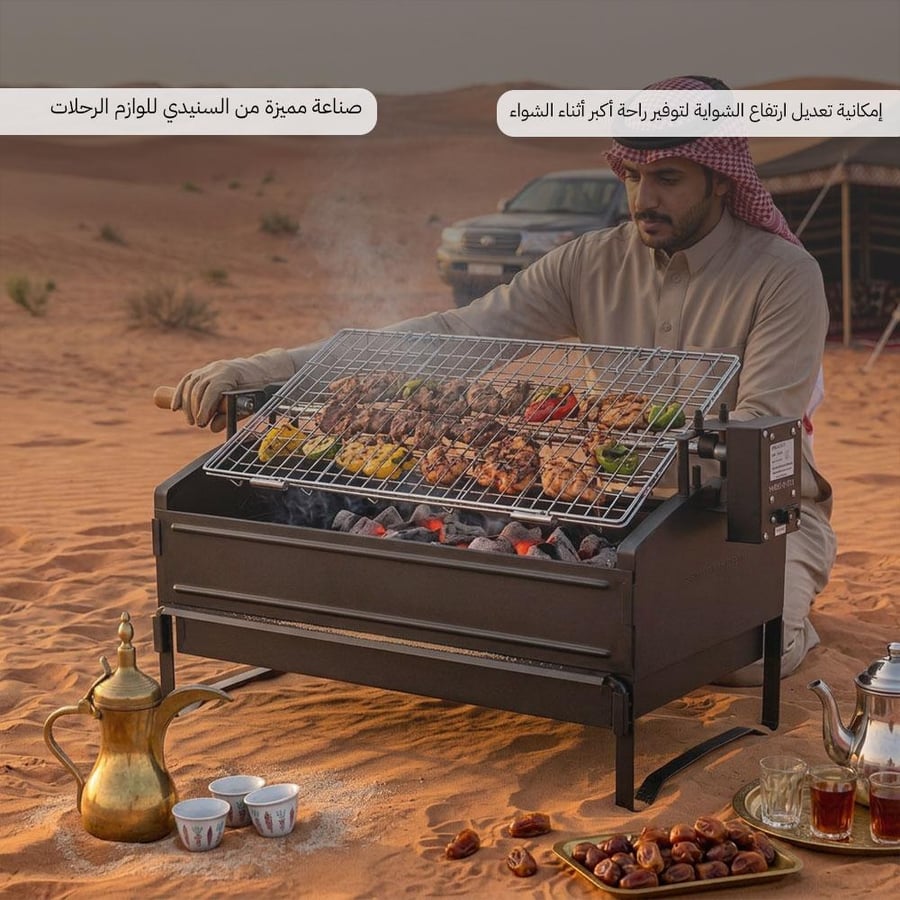 شخص يستخدم شواية كهربائية بطارية مع ماطور دو ار في الصحراء يظهر