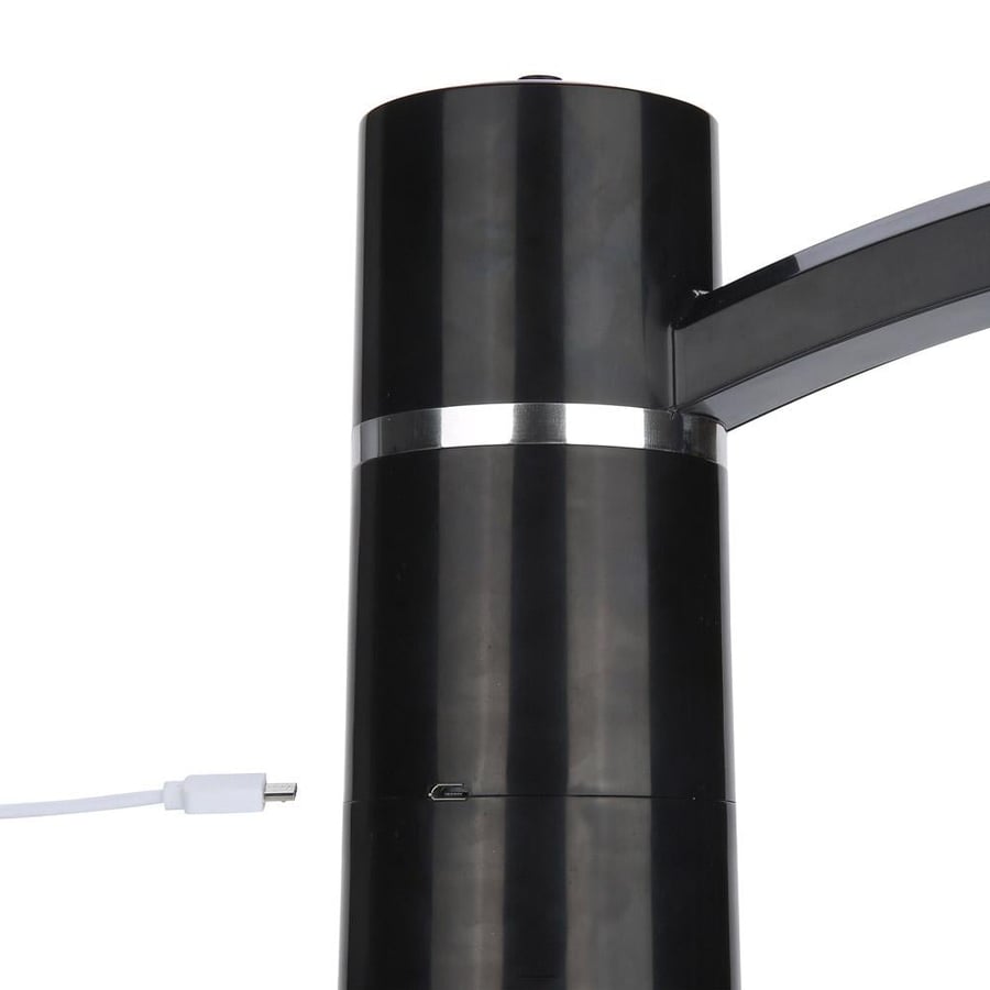 مضخة مياه كهربائية سوداء مع وصلة شحن USB Type C تظهر جزء من هيكلها
