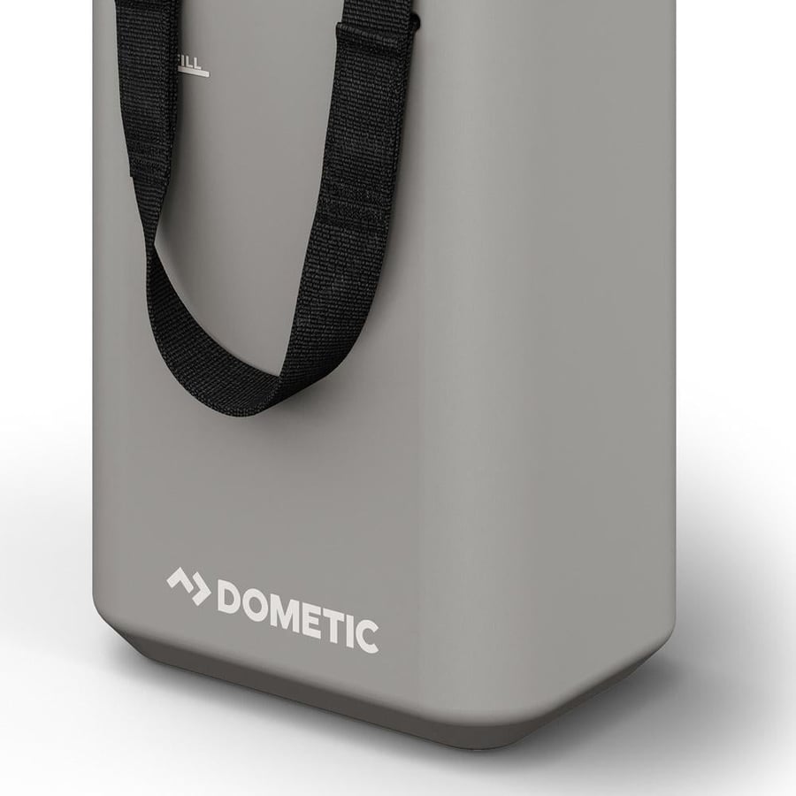 جركل ماء DOMETIC رمادي بمقابض شبكية لسهولة الحمل يظهر شعار العلامة