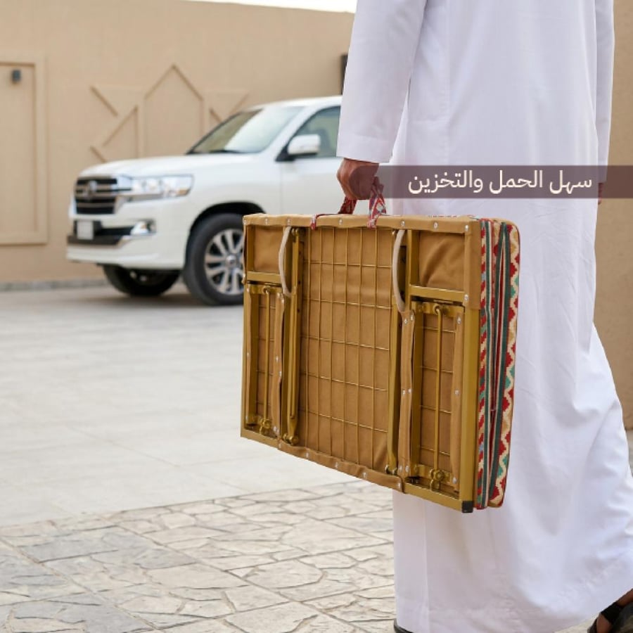 حمل جلسة رحلات خفيفة الوزن ومريحة مع تكاية ظهر ومركاتين في يد شخص ت