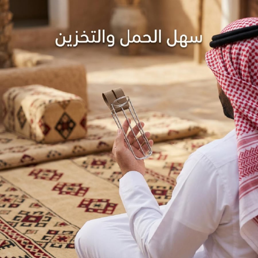 حامل فناجيل صغير الحجم سهل الحمل والتخزين يوضع على سجادة بنقوش