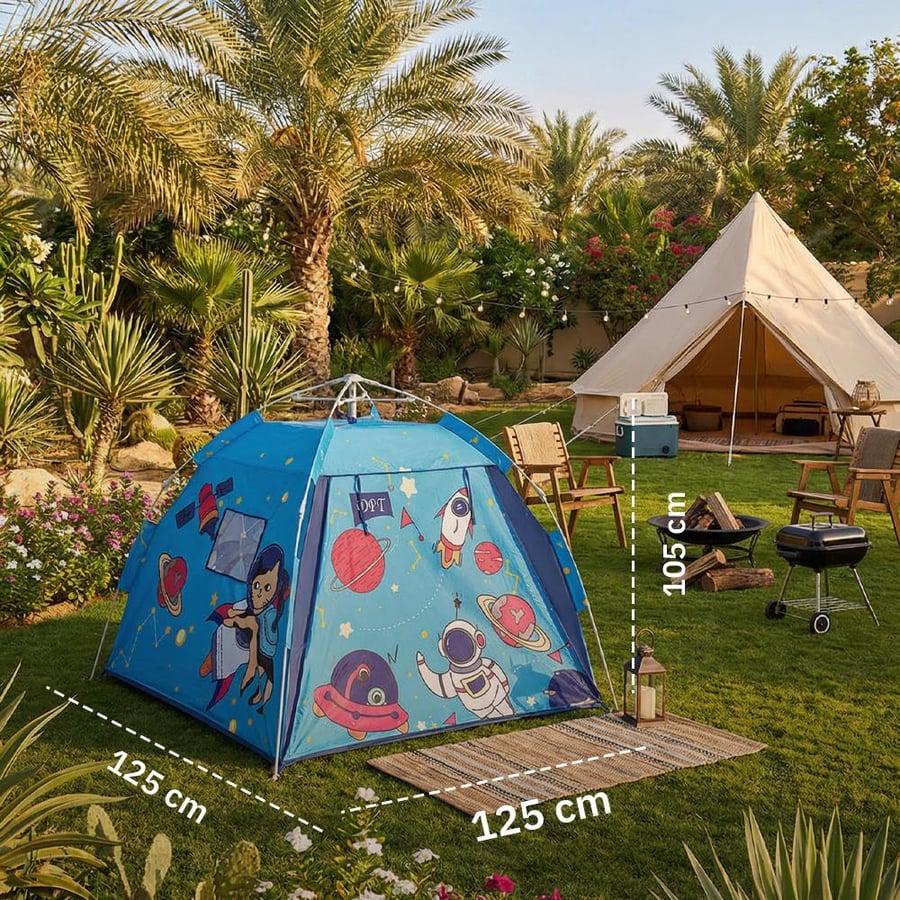 خيمة أطفال صغيرة بتصميم فضائي ملون في حديقة خضراء بجانب خيمة أخرى