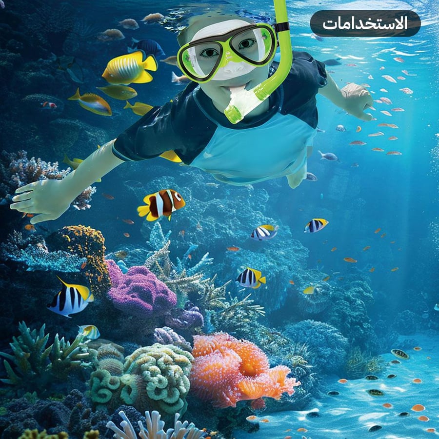 طفل يرتدي قناع غطس أخضر وأسود أثناء السباحة ومشاهدة الأسماك المرجانية