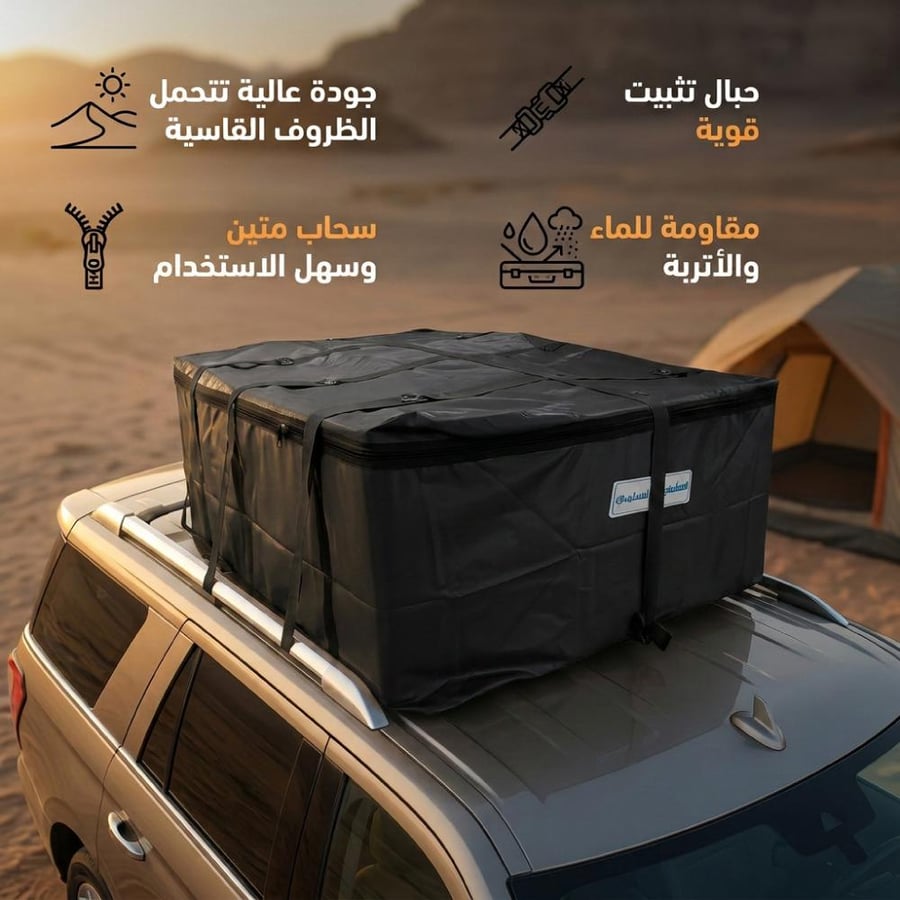 شنطة عفش سوداء على سقف سيارة في الصحراء محمية من الماء والغبار بحبال