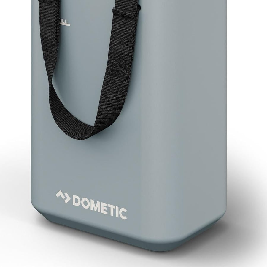 جركل ماء DOMETIC رصاصي فاتح يظهر بحزام شبكي متين يسهل الحمل مصنوع من