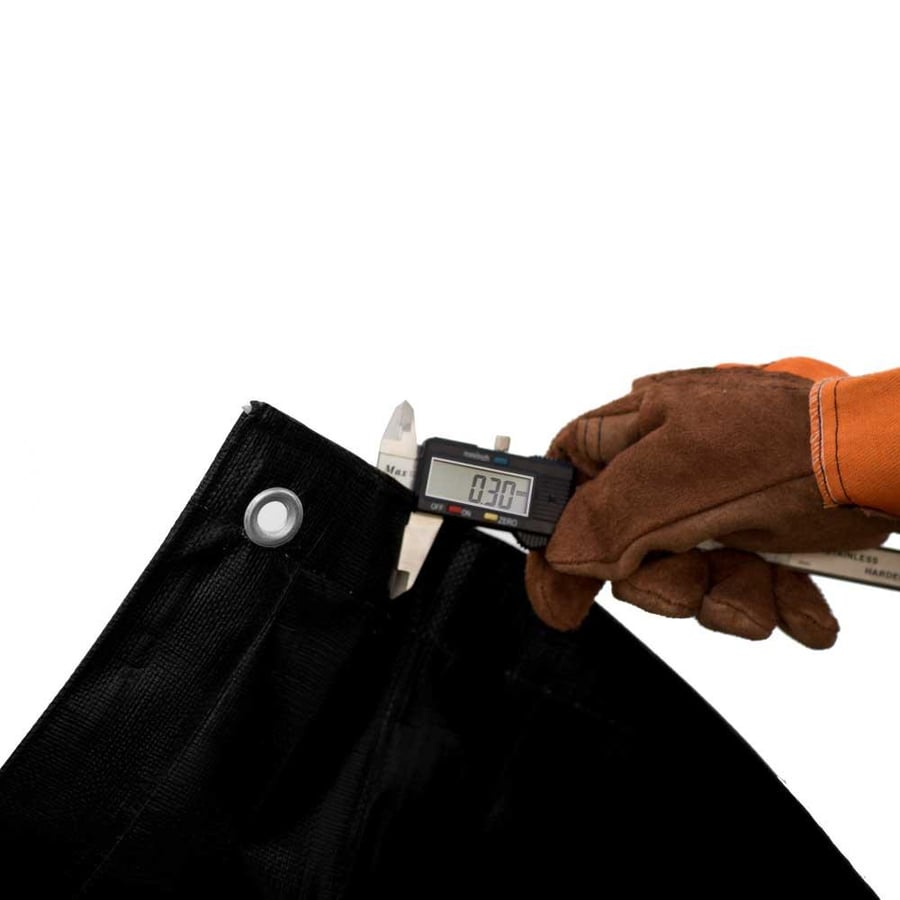 قياس سمك الشراع البلاستيكي الثقيل بالفرجار الرقمي يوضح متانته وجودة