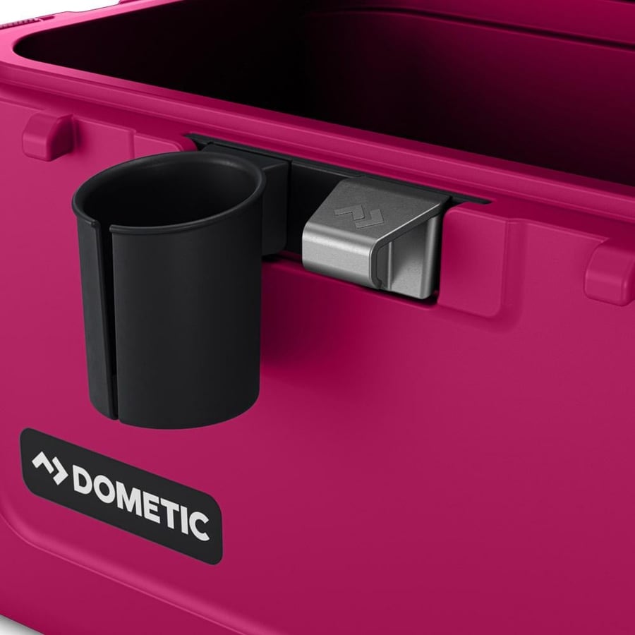 حامل كوب أسود متصل بجانب صندوق الثلج الزهري من DOMETIC يظهر سهولة