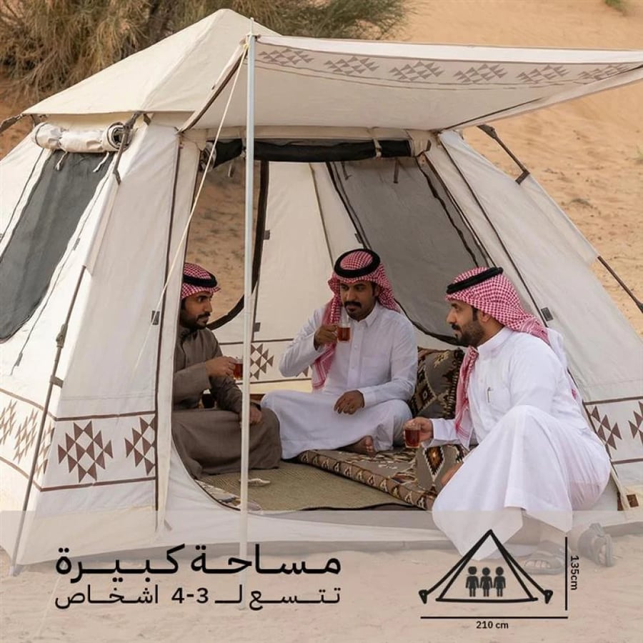 مجموعة من الأشخاص يجلسون داخل خيمة أوتوماتيكية يتبادلون الحديث توضح