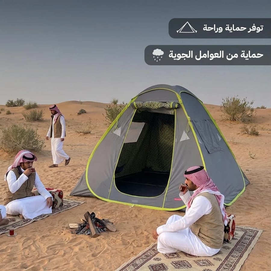 خيمة رمادية تلقائية في صحراء توفر حماية من العوامل الجوية وتوفير راحة