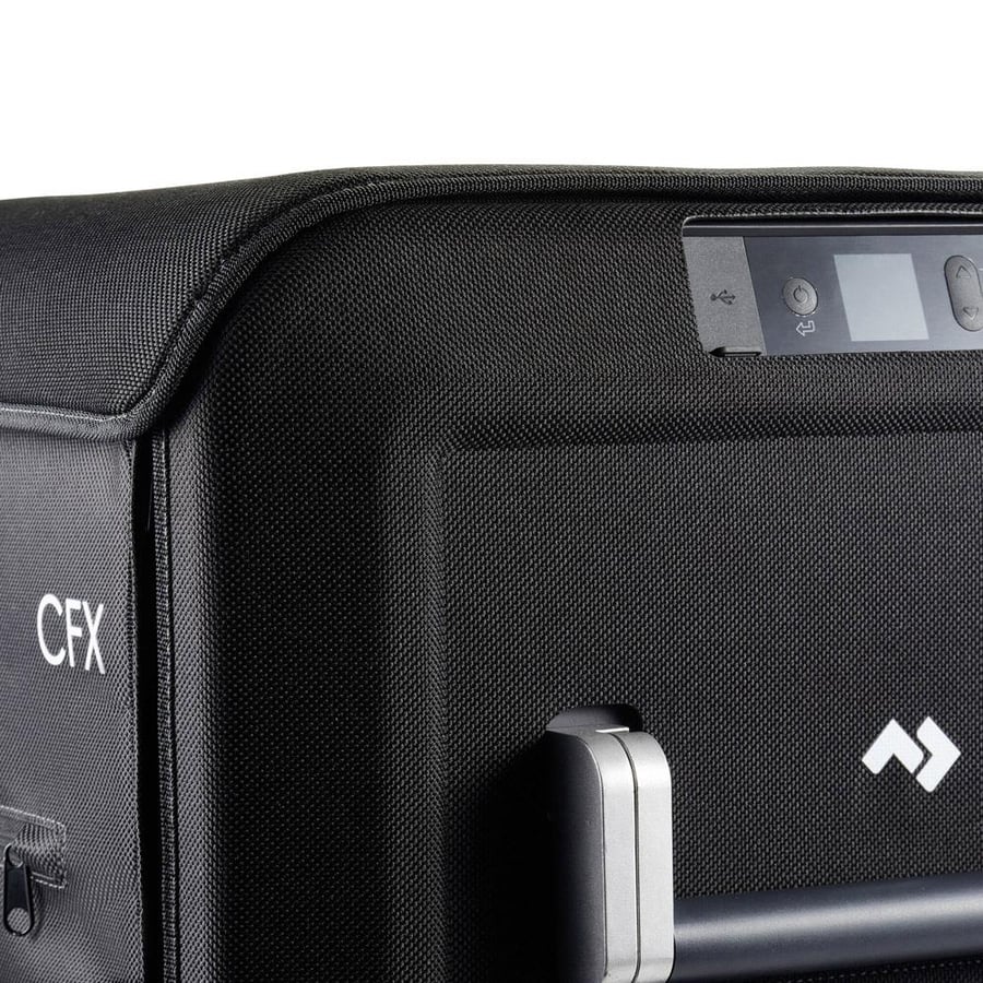 جراب ثلاجة دوميتك CFX3 95 باللون الأسود يظهر بجانب السحاب والخامات