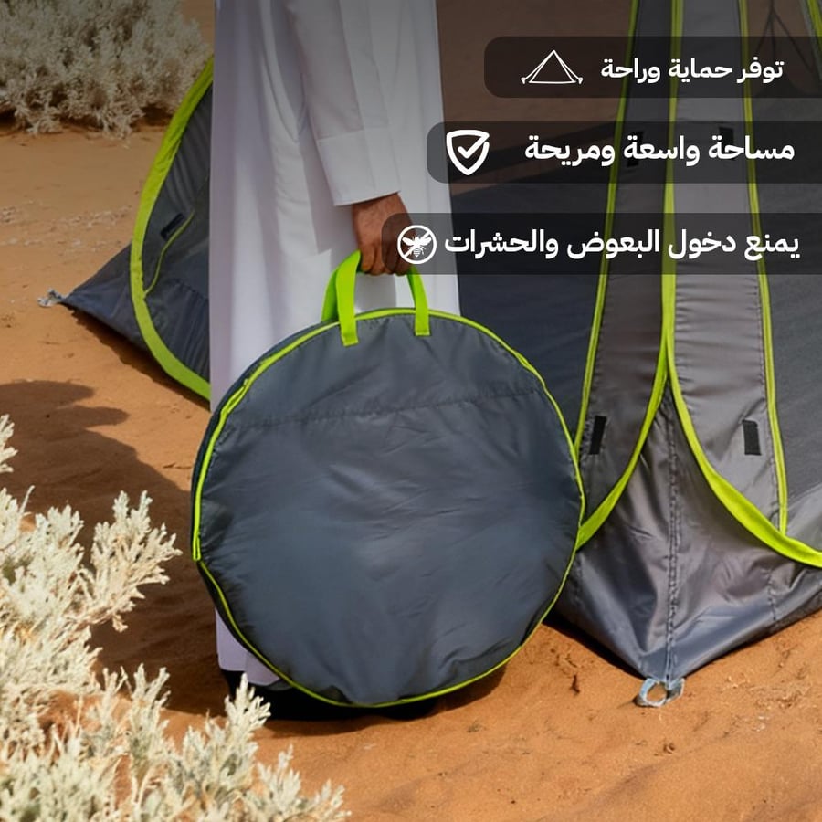 حقيبة خيمة ناموسية كبيرة بمقابض حمل خضراء على الأرض الصحراوية مناسبة