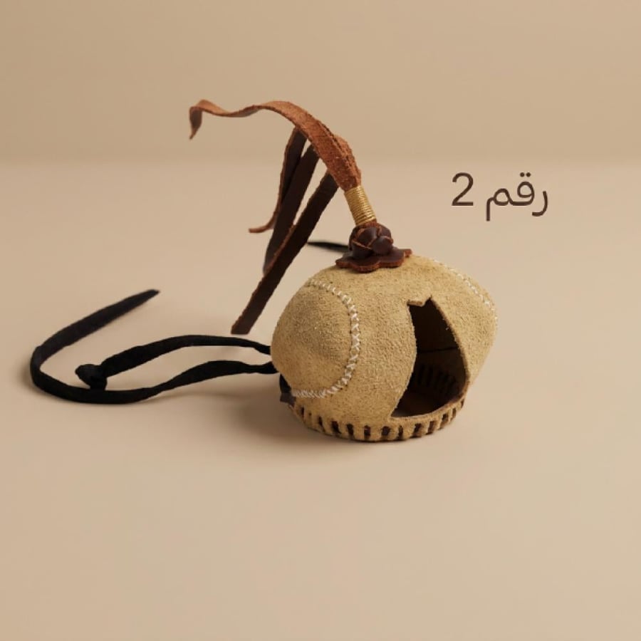 برقع طيور جلدي ملون بمقاس 2 من السنيدي يظهر تصميمه الدائري المريح مع