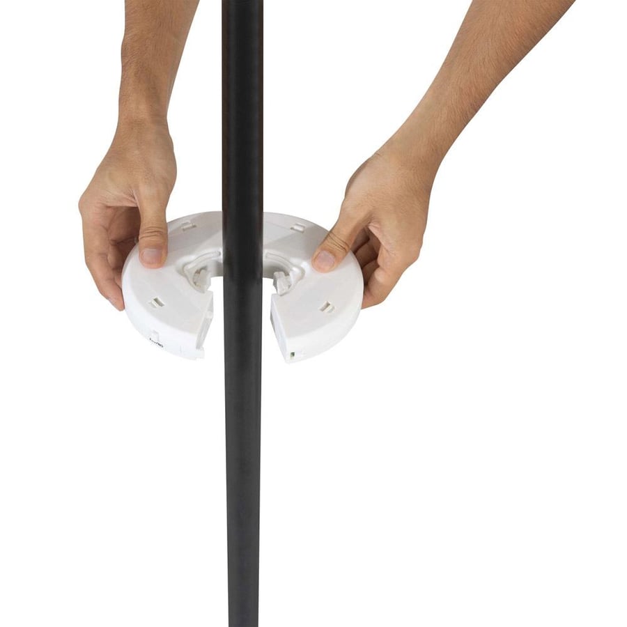شخص يثب ت كشاف عمود خيمة ومظلات LED دائري السنيدي على عمود يظهر نصف