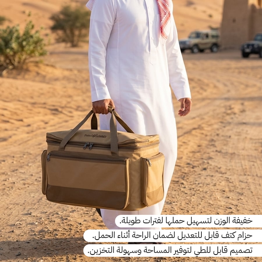 رجل يرتدي الزي الخليجي يحمل شنطة كاكي ضخمة من السنيدي في الصحراء مظهر