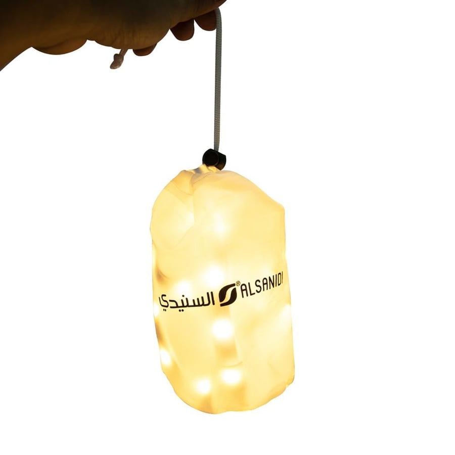 شريط إضاءة LED داخل جراب معلق بأيد ي ظهر تحوله لفانوس إضاءة متنقل