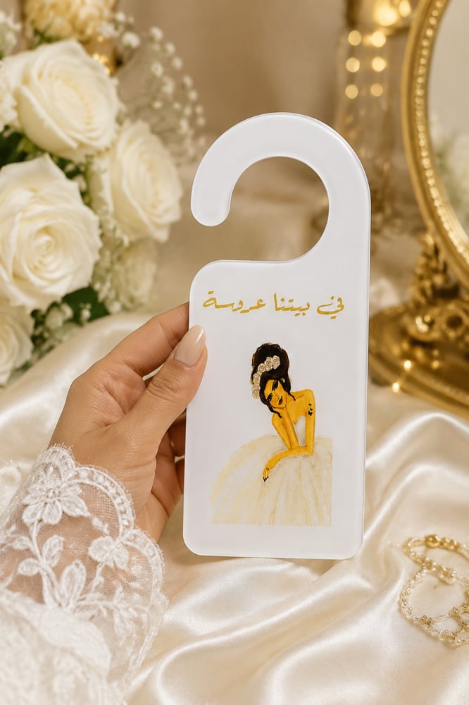 بطاقات تعليق أبواب بتصميم عروس جالسة – 12 قطعة